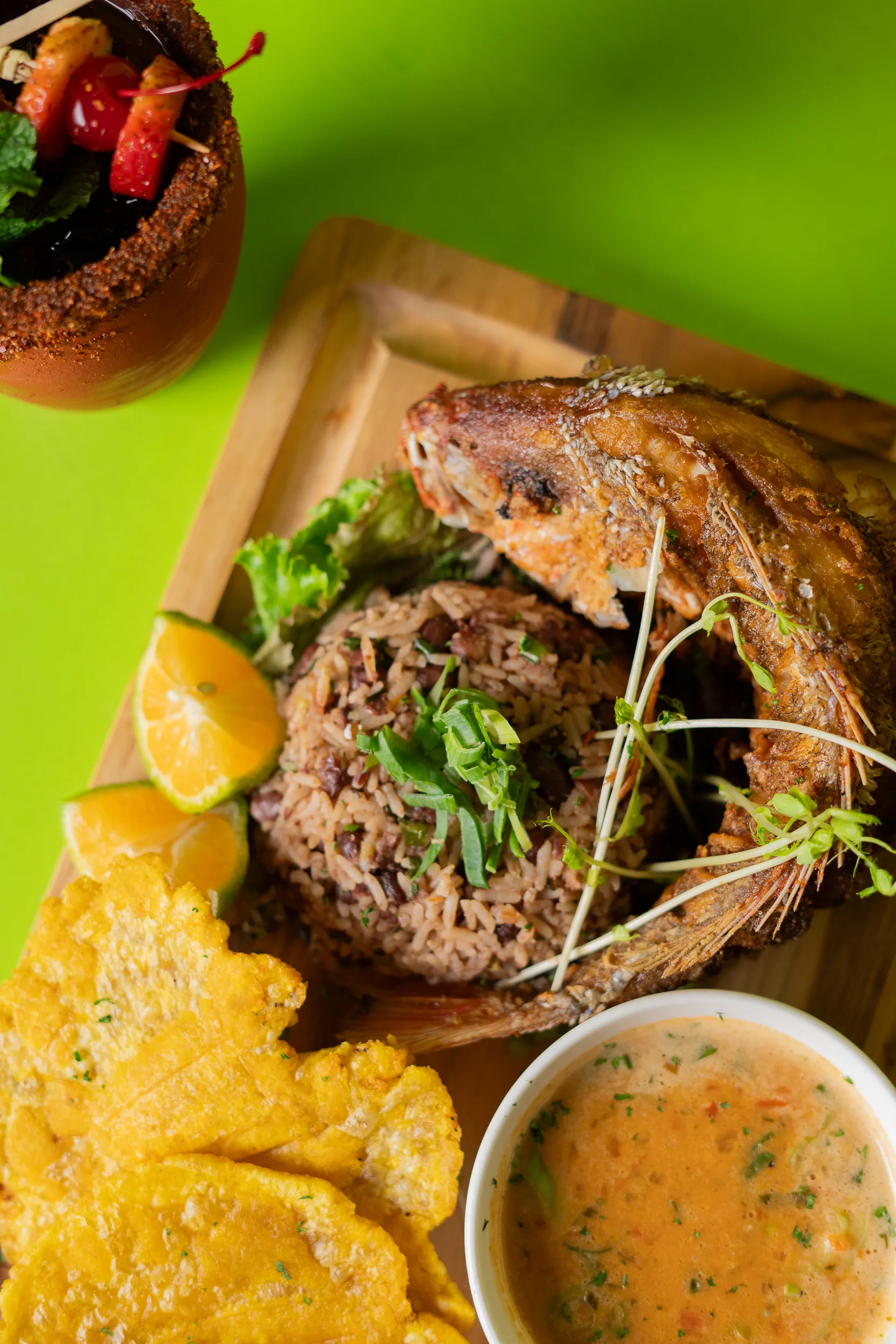 Pescado frito con arroz con frijoles y tostones