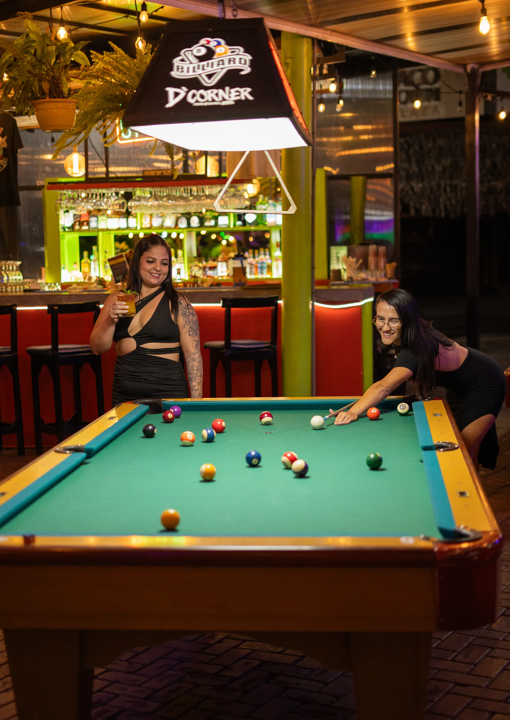 Mesa de billar con clientes en D'Corner