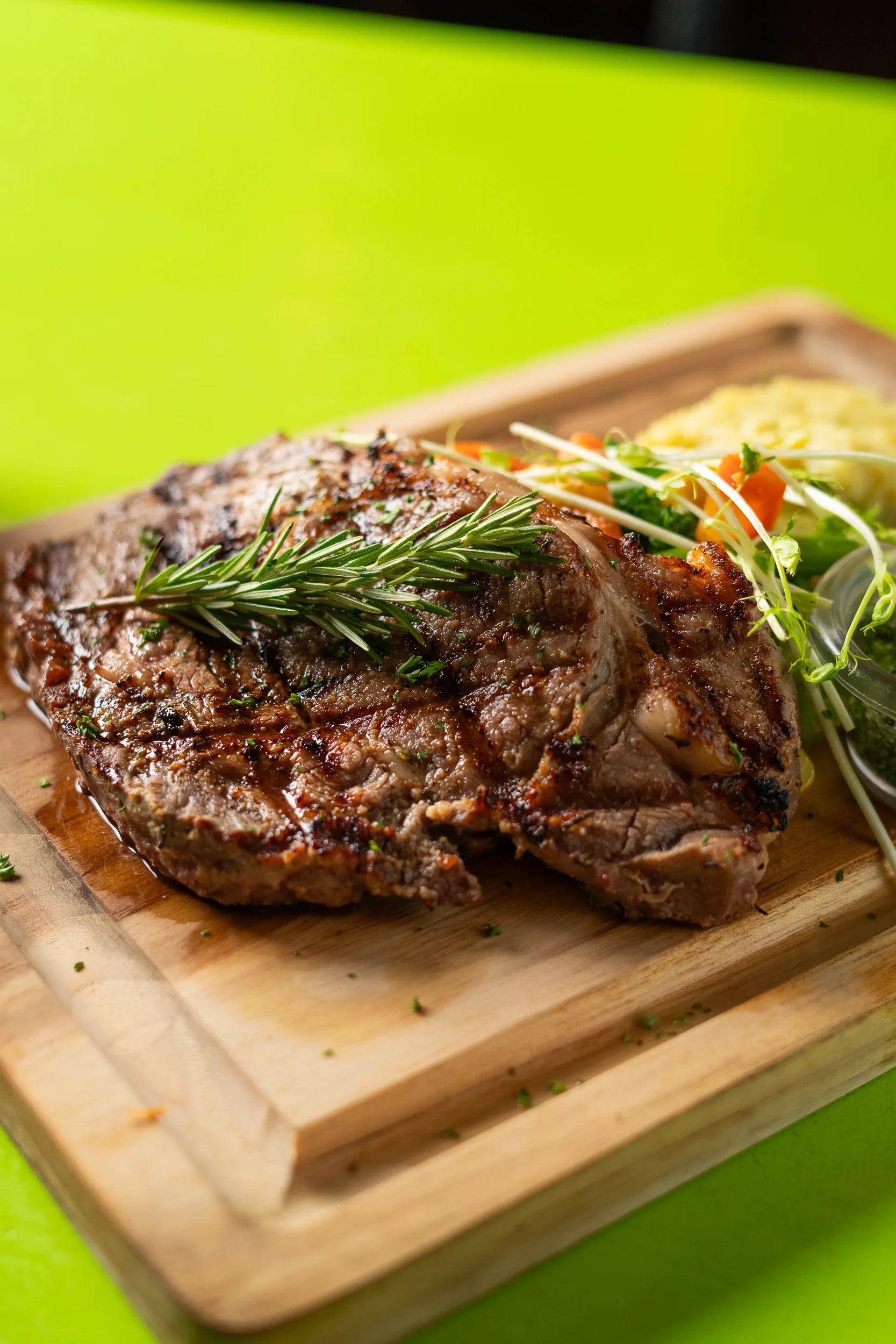Ribeye a la parrilla en tabla de madera